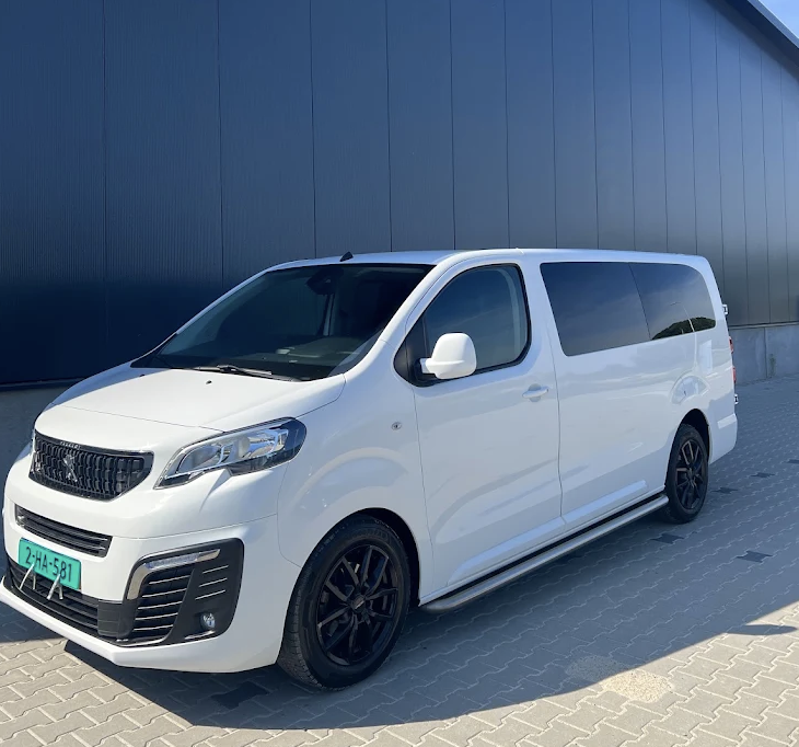 Witte bedrijfswagen na professionele voertuigverzorging
