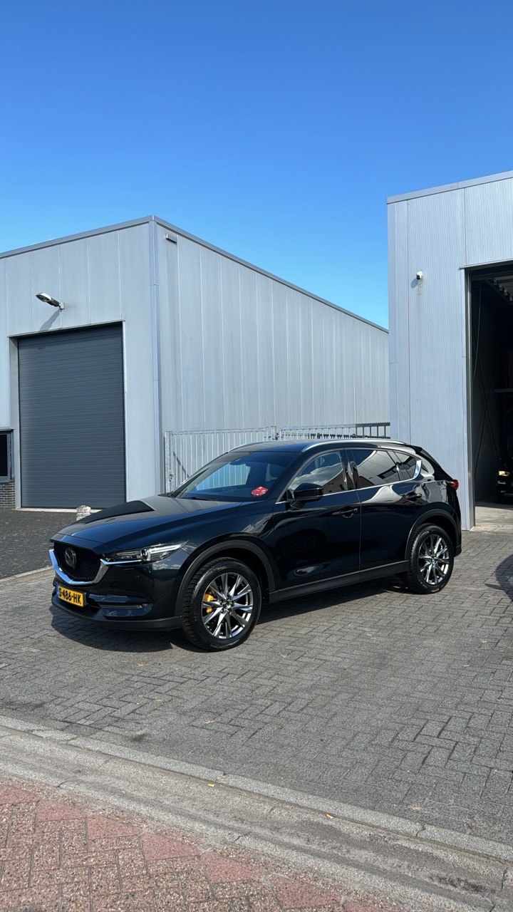 Zwarte Mazda na professionele voertuigverzorging